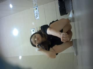 zipbi#某站最新流出商场全景女厕偷拍红内裤美眉一边看手机一边擦逼最后闻闻擦完逼的卫生纸