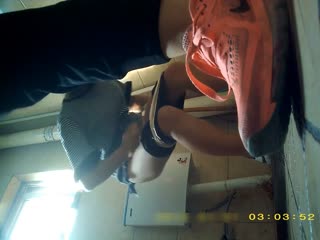 zipbi#某站最新流出女厕偷放摄像头偷拍年轻美眉嘘嘘耐克鞋妹子不停打电话