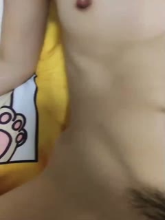 【清纯女神】牛仔短裤大长腿贫乳美女和炮友居家啪啪,近距离特写口交舔屌,翘起屁股舔逼后入撞击美臀,毛毛修剪过掰穴诱人