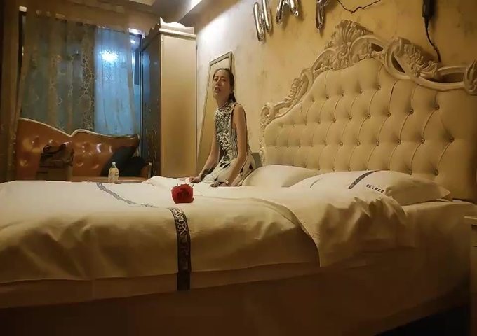 深夜约做指甲少婦 苗条大长腿吸奶扣逼 张开双腿JB插入呻吟 骑乘翘屁股后入猛操